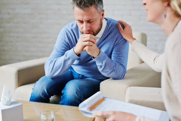 Man in diep verstoord bezoekende psycholoog — Stockfoto