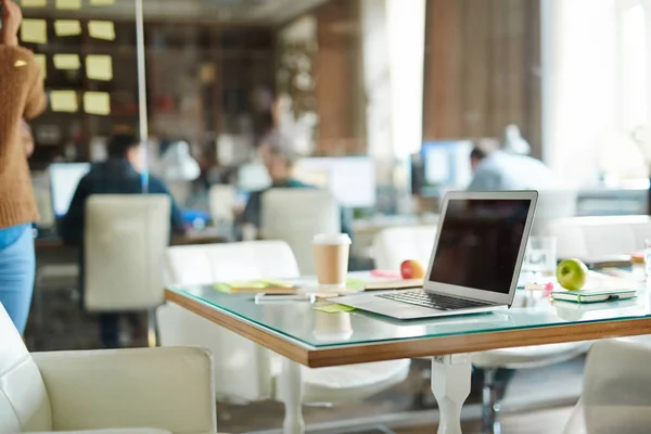 Laptop en sommige andere objecten op de werkplek — Stockfoto