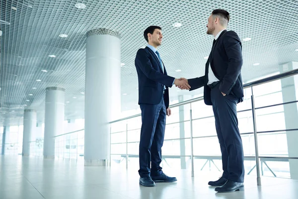 Two businessmen greeting — Stock Photo, Image