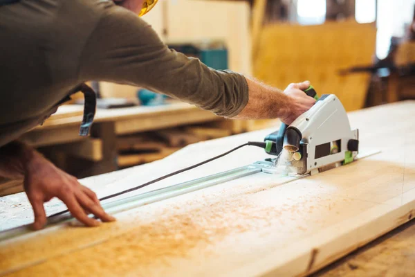 Woodworker kesme tahtası ile fretsaw — Stok fotoğraf