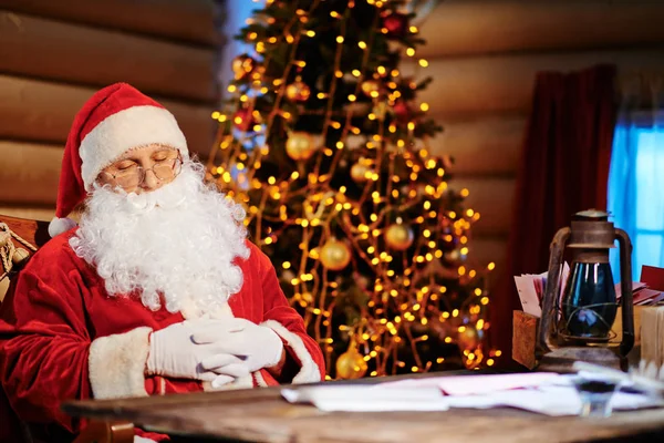 Slapende Santa door fonkelende kerstboom — Stockfoto