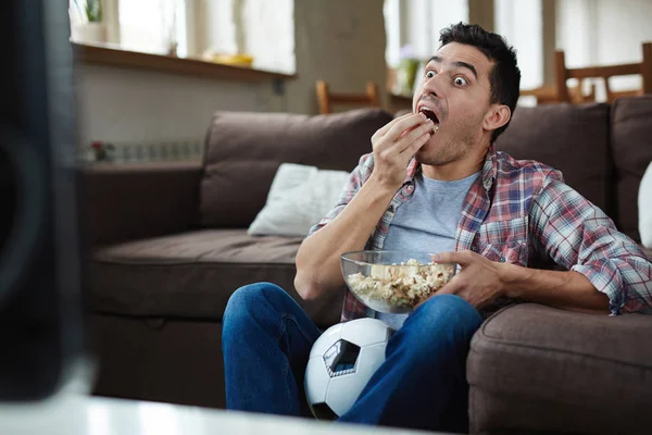 Guys sitting in front of tv — Stock Photo, Image