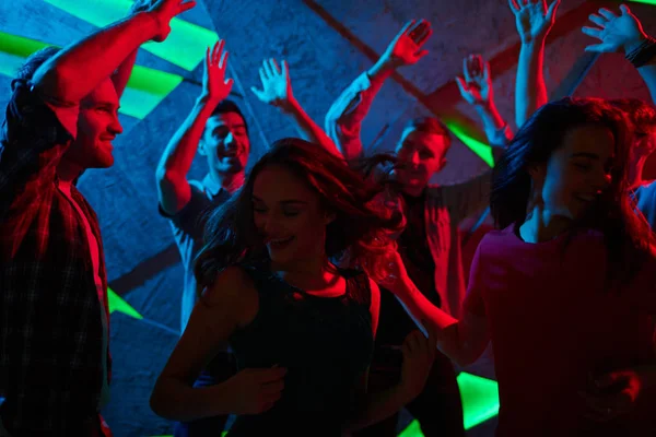 Vrienden genieten van dansen in de nachtclub — Stockfoto