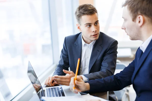 Jonge specialist uitleggen van zijn weergeven — Stockfoto