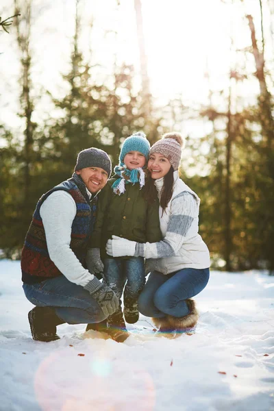 Familie som poserer på vinterdag – stockfoto