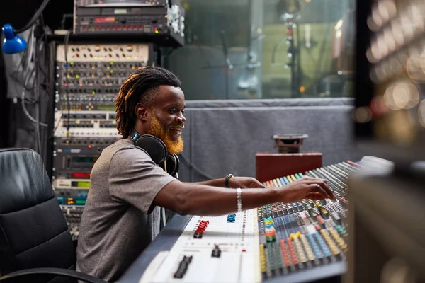 Operador de sonido en el estudio de audio — Foto de Stock