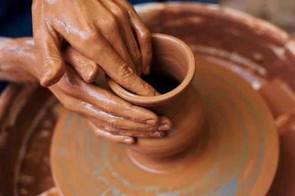 Master making clay pottery — Stock Photo, Image