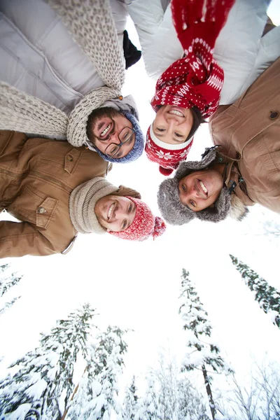 Grupp människor tittar på kameran — Stockfoto