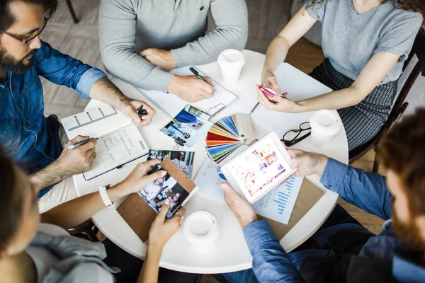 Progettisti che lavorano insieme — Foto Stock