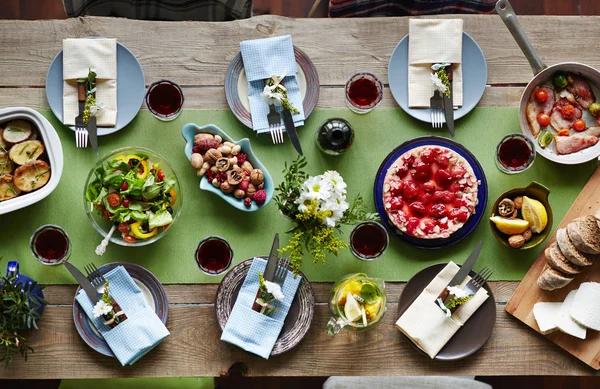 Variété de nourriture sur la table de fête — Photo