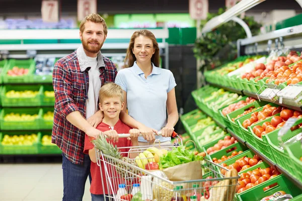 Famille à l'épicerie — Photo