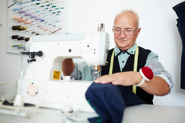 成熟的裁缝缝制车间 — 图库照片