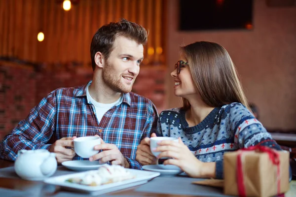 Uomo e donna che parlano nel caffè — Foto Stock