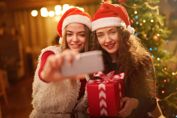 Meninas fazendo selfie durante a celebração — Fotografia de Stock