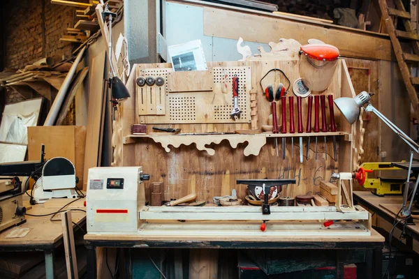 Équipement d'ébénisterie dans un atelier vide — Photo