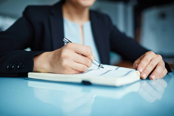 Managerin schreibt — Stockfoto