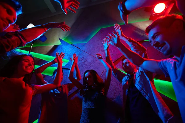 Guys and girls during energetic dance — Stock Photo, Image