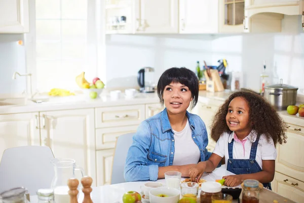 Mutter und Tochter vor dem Fernseher — Stockfoto