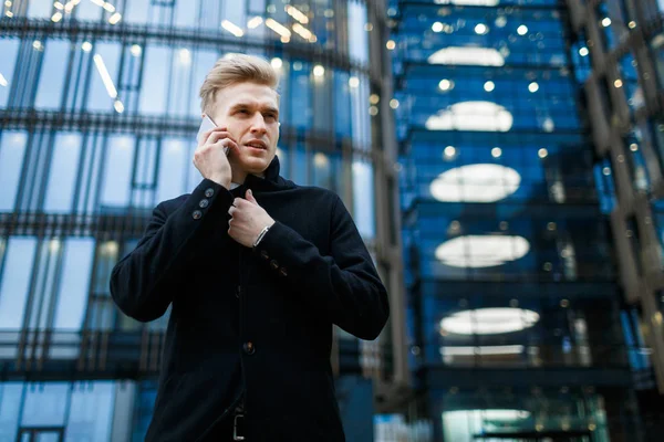 Empresário falando ao telefone — Fotografia de Stock