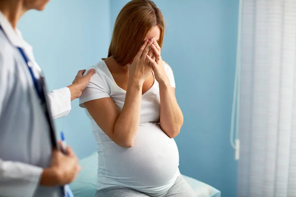 Benadrukt zwangere vrouw haar gezicht te verbergen — Stockfoto