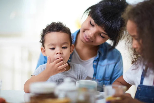 Familie eten in de keuken — Stockfoto