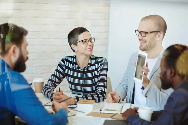 Professionisti che presentano dati — Foto Stock