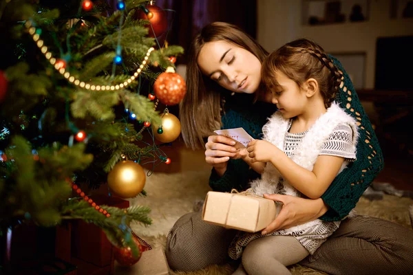 Kadın ve kızı bir şekilde dekore edilmiş firtree yakın — Stok fotoğraf