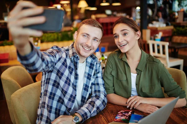 Selfie de jovem casal — Fotografia de Stock