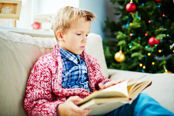 Studentessa lettura libro da albero di Natale — Foto Stock