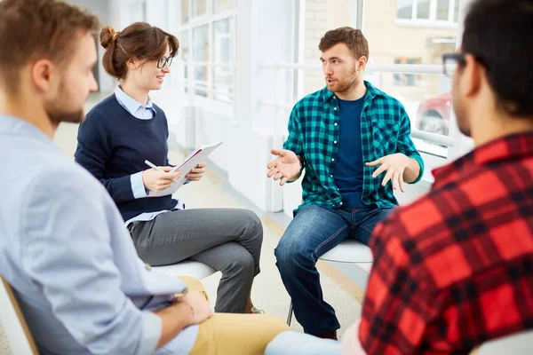 Étudiants pratiquant la thérapie psychologique en groupe — Photo