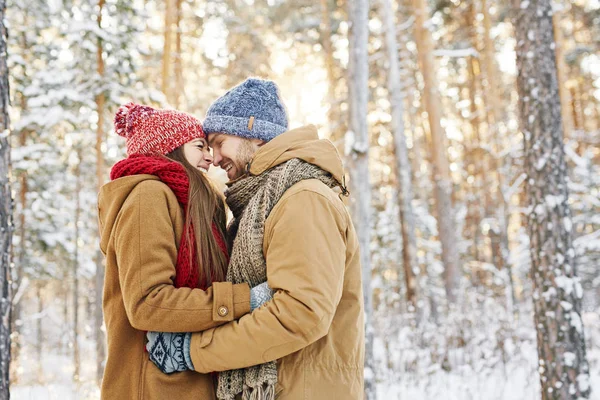 Young couple embracing in park — Stock Photo, Image