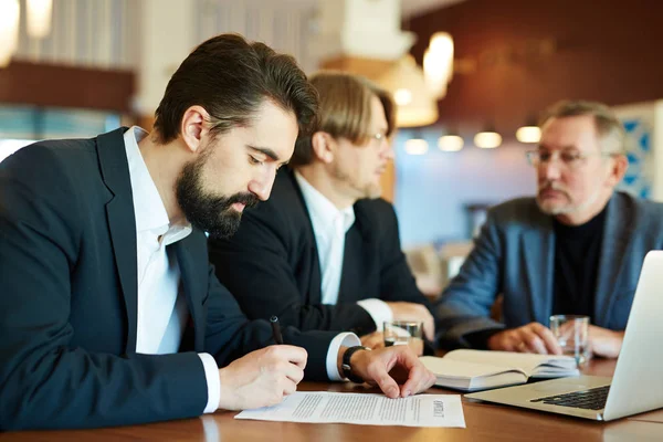 Un jeune homme d'affaires signe un contrat — Photo