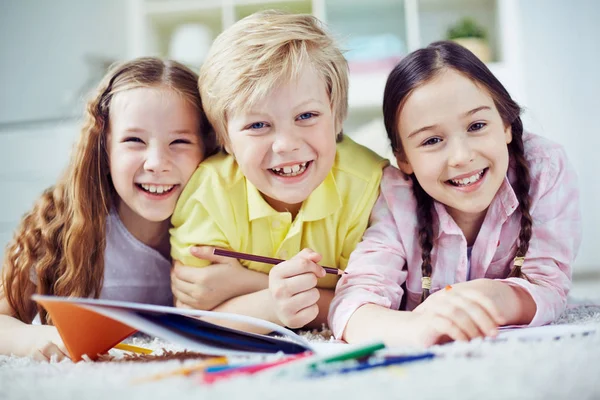 Lachende Kinder mit Buntstiften — Stockfoto