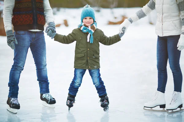 アイス スケート場の家族 — ストック写真