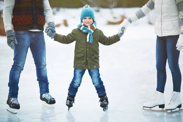 Familie auf der Eisbahn — Stockfoto