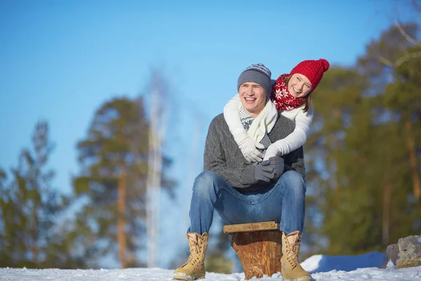 Guy and girl spending leisure in the forest — Stock Photo, Image