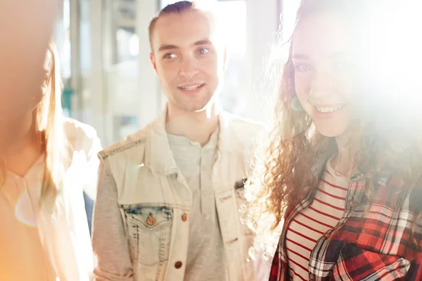 Gruppe junger Freunde — Stockfoto