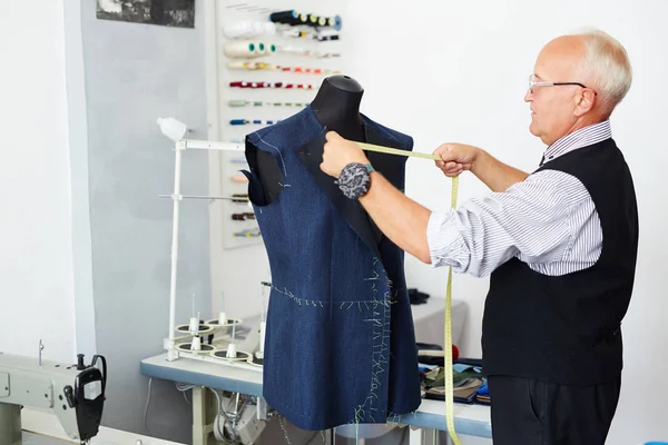 Senior tailor working with mannequin — Stock Photo, Image