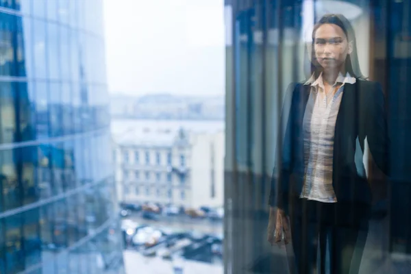 Figura femenina borrosa — Foto de Stock