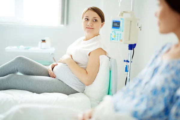 Mulher grávida na enfermaria — Fotografia de Stock
