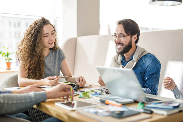 Веселый менеджер взаимодействует
 