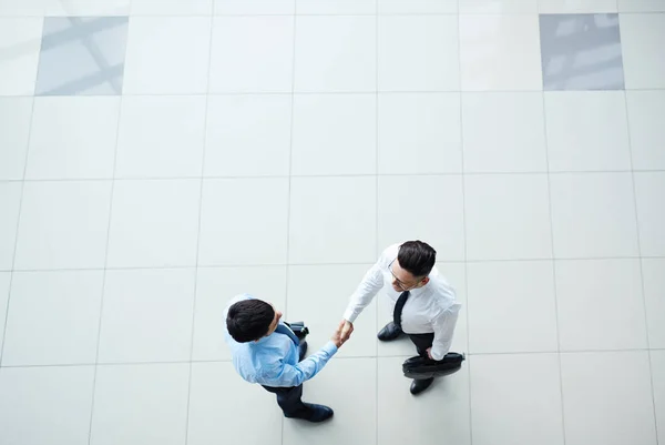 Werknemers elkaar groeten — Stockfoto