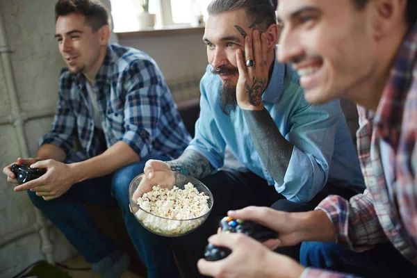 Kijken naar video spel — Stockfoto