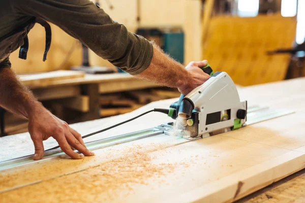 Man sawing wooden board — Stock Photo, Image