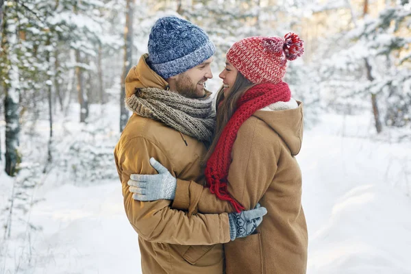 Par embracing vinterdag — Stockfoto