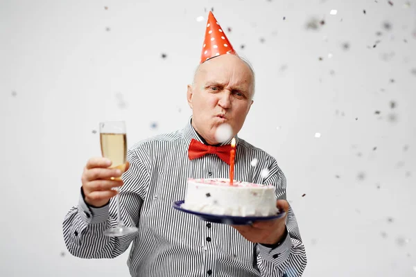 Homem comemorando aniversário — Fotografia de Stock