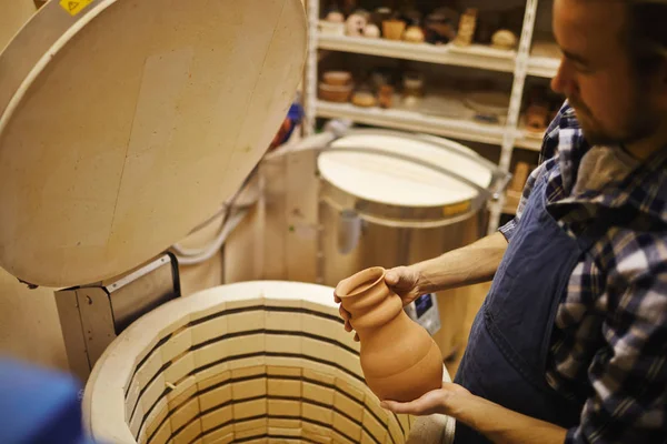 Potter holding handmade jug — Stock Photo, Image