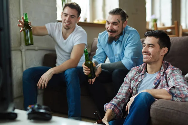 Группа парней с пивом — стоковое фото