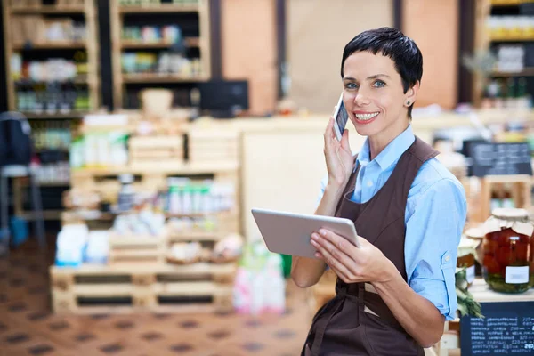 Proprietario di un supermercato privato al lavoro — Foto Stock