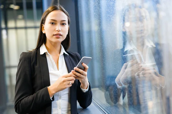 Mulher de negócios confiante com smartphone — Fotografia de Stock